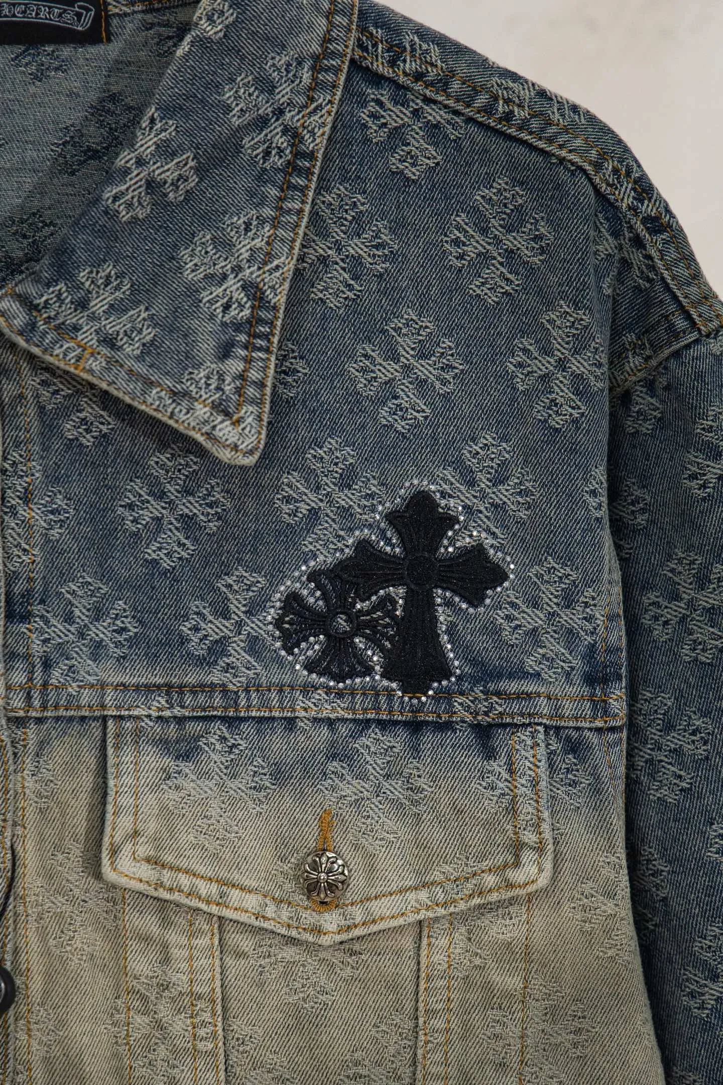 P340 Style No.: Y194 ChromeHearts heavy-duty steel-printed classic Sanskrit all-over jacquard hot-drilled denim jacket for men and women. New ChromeHearts Sanskrit printed custom fabric jacket. Gradient color wash, hot-drilled cross denim jacket on the back. A very heavy-duty one. The top is made of heavy weight. Presbyopia is suitable for early autumn outings. The denim fabric can be directly machine washed without deformation. Washing and distressing also give a sense of high-end. Power style wear, follow the photo and mirror. The gradient color is super high-end 💕 Each diamond shines with a unique light, as if telling a fashion story ✨ The steel-printed jacquard adds a three-dimensional and artistic sense, making this jacket instantly unique. Size:s m l xl